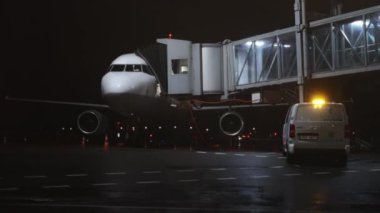 Tallinn, Estonya - 20.10.2023: Tallinn Havaalanı 'nda uçak. Yazı.