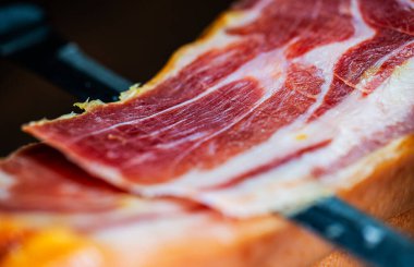 Şef kurutulmuş İspanyol jambonu kesiyor..