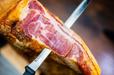 Şef kurutulmuş İspanyol jambonu kesiyor..