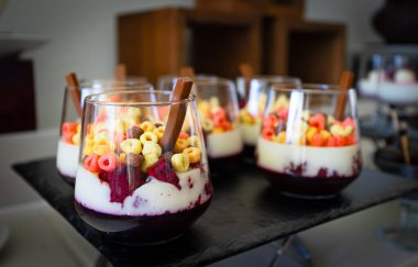 Gözlüklü kremalı yoğurt parfe..