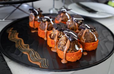 Jöleli kurabiye hamurlu kek fincanları..