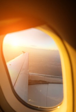 Kanat bir uçağı, penceresinden görüntülemek.