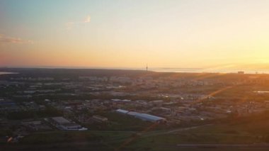 Gündoğumu, kent içi hava görünümünü. Lasnamae, Tallinn, Estonya.