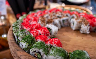 Ahşap bir tabakta çok farklı suşi çeşitleri var..