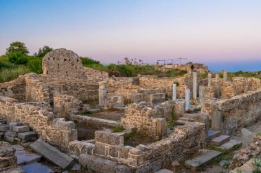 Eski şehrin kalıntıları, Side. Antik Evlerin kalıntıları.
