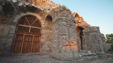 Türkiye 'nin Side kentindeki antik tiyatroya giriş.