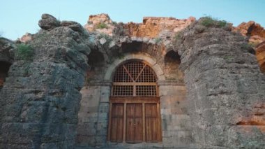 Türkiye 'nin Side kentindeki antik tiyatroya giriş.