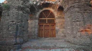 Türkiye 'nin Side kentindeki antik tiyatroya giriş.