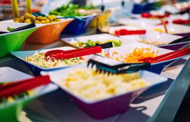 Açık büfede çeşitli sebzeler var..