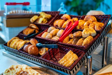 Masada çeşitli fırın ürünleri var..