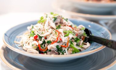 Masada tavuk salatası ve kırmızı biber var..