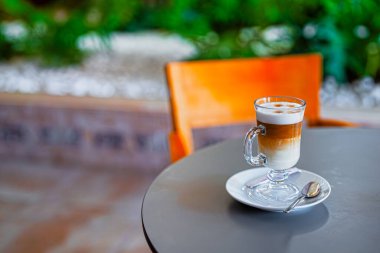 Masadaki bir kafede kahve..