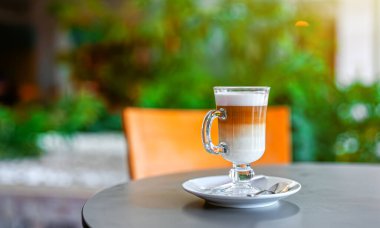 Masadaki bir kafede kahve..