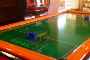 Hava hokeyi masası. Yakın çekim görünümü.