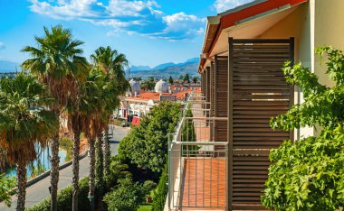 Sıcak bir ülkede bir sürü balkonu olan bir bina..