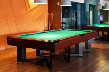 Dışarıda bilardo masası olan bir iç mekan..