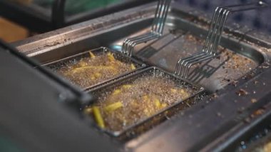 Patates kızartması restoranda yağda kızartılıyor..