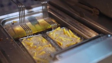 Patates kızartması restoranda yağda kızartılıyor..