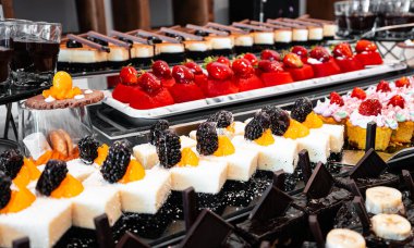 Çeşitli tatlılar ve kekler. Her şeyi kapsayan bir kavram.