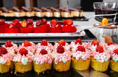 Çeşitli tatlılar ve kekler. Her şeyi kapsayan bir kavram.