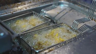 Patates kızartması yağda kızartılır. Abur cubur.