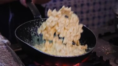 Restoranda makarna hazırlıyorum..