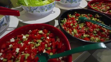 Doğranmış sebze ve sebze salatası. Her şeyi kapsayan bir kavram.