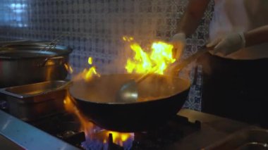 Restoranda tavada karides kızartmak..