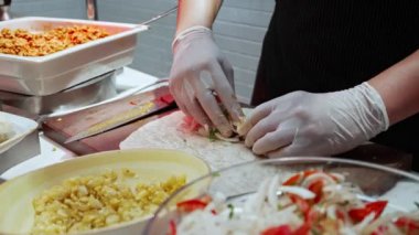 Doner kebap yapıyorum. Bir adam et ve sebzeleri lavaşla sarar..