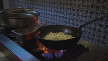 Domates soslu ve sebzeli makarna yapmak..