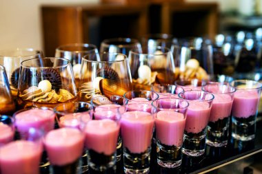 Kremalı çikolatalı tatlı..