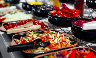 Doğranmış sebze ve sebze salatası. Her şeyi kapsayan bir kavram.