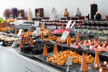 Çeşitli tatlılar ve kekler. Her şeyi kapsayan bir kavram.