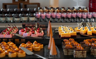 Çeşitli tatlılar ve kekler. Her şeyi kapsayan bir kavram.