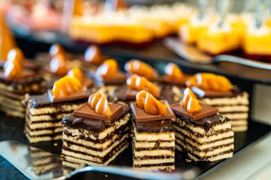 Tabakta katmanlı çikolatalı kek parçaları..