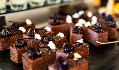 Tabakta fındık rendelenmiş çikolatalı kek..