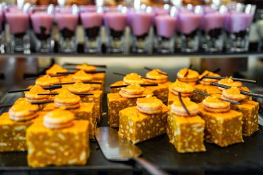 Fındıklı şerbet parçaları. Doğu fındık şekeri.