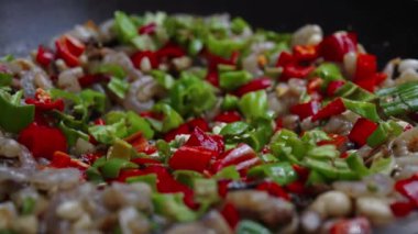 Tavada sebzeli karides.