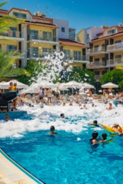 Havuzda köpük partisi. Top köpük fırlatıyor..