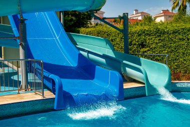 Renkli plastik su kaydırağı aqua Park.