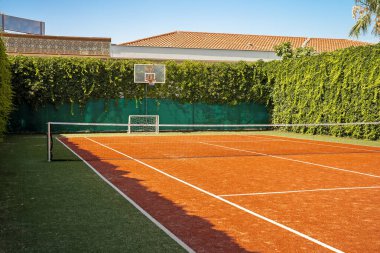 Yazın boş tenis sahası.