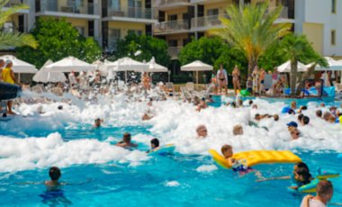 Havuzda köpük partisi. Top köpük fırlatıyor..