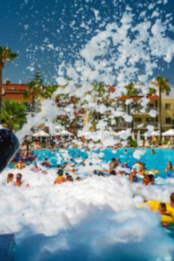 Havuzda köpük partisi. Top köpük fırlatıyor..