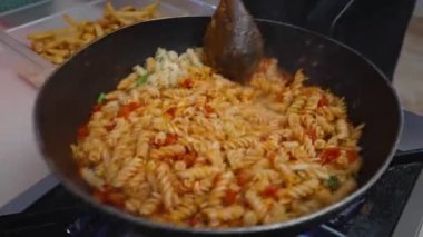 Tavada domates soslu makarna pişirmek..