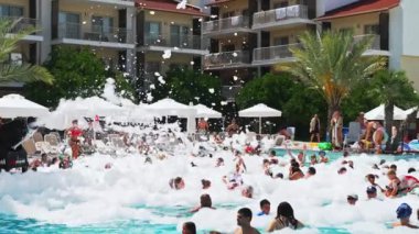 Yana, Türkiye - 12.06.2024: Otel havuzunda köpük partisi.