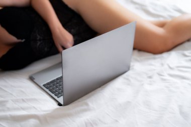 Web kamerası modeli olarak çalışan baştan çıkarıcı kadın.