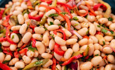 Sebzeli fasulye salatası. Üst görünüm.