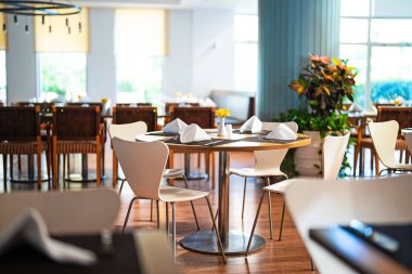 Restoranda sofra takımı olan bir masa..