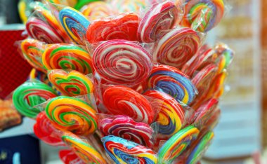 Renkli klasik lolipoplar bir mağazada.