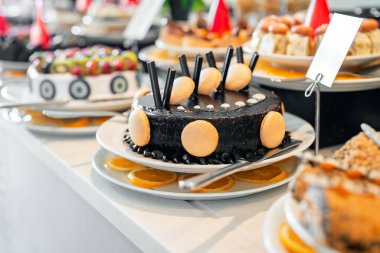 Meyan kökü ve kurabiyeli çikolatalı pasta..